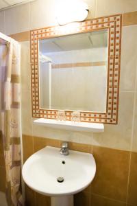 Panorama Hotel في كارباثوس: حمام مع حوض ومرآة