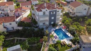 Una vista aérea de una casa con piscina. en Apartment Villa Zlatna, en Betina