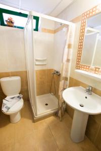 e bagno con servizi igienici, lavandino e doccia. di Panorama Hotel a Karpathos