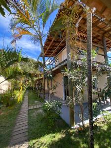 a house with a pathway leading up to it at Pousada Amora Caraiva in Caraíva