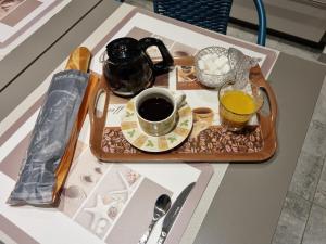 ein Tablett mit einer Tasse Kaffee auf dem Tisch in der Unterkunft Chambre au calme proche de la nature in Auxi-le-Château