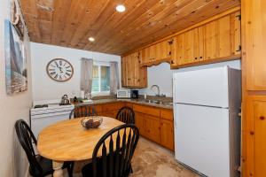Gallery image of Big Bear Paradise - Sierra style cabin with Hot Tub and Fireplace in a quiet neighborhood! in Big Bear City