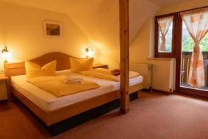 um quarto com uma cama grande com lençóis amarelos em Sandsteinidyll em Rathen