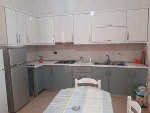 Kuchyňa alebo kuchynka v ubytovaní Vlora apartments
