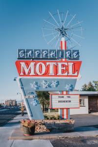 una gran señal de motel frente a un edificio en Sapphire Motel Midtown Bozeman, en Bozeman