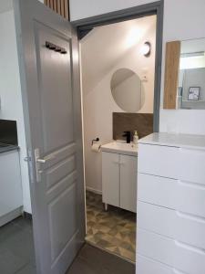 een badkamer met een witte deur en een wastafel bij Cosy Appartement Hyper Centre-Ville in Quimper