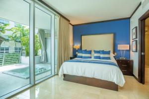Voodi või voodid majutusasutuse Boutique Suites 3 min walk to beach toas