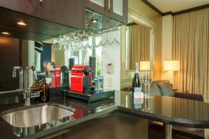 una cocina con fregadero y una botella de vino en Boutique Suites 3 min walk to beach, en Miami Beach