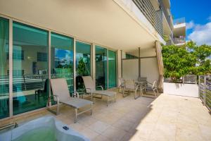 Rõdu või terrass majutusasutuses Boutique Suites 3 min walk to beach