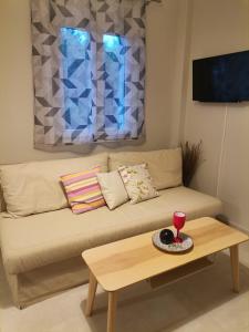 uma sala de estar com um sofá e uma mesa de centro em Desire place em Lefkada