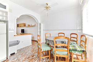a kitchen and dining room with a table and chairs at Espanhouse Alina in Orihuela Costa