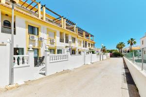 a street in front of a yellow building at Espanhouse Alina in Orihuela Costa