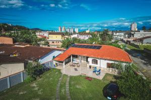 una vista aérea de una casa con techo naranja en Casa vista para montanha Pet Friendly en Caraguatatuba