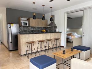 cocina con encimera y taburetes en una habitación en LAKE HOUSE RESORT COUNTRY CLUB & SPA, en Santander de Quilichao