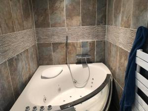 La salle de bains carrelée est pourvue d'une baignoire et d'un lavabo. dans l'établissement Maison de village avec patio, à Bessan 9 autres photos