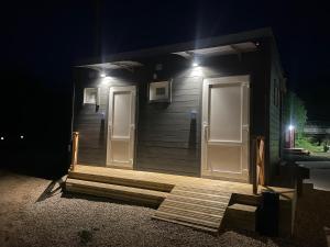 Fotografie z fotogalerie ubytování WOMOCAMP Holzhütte 2 with shared WC v destinaci Saulkrasti