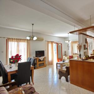 ein Wohnzimmer mit einem Sofa und einem Esszimmer in der Unterkunft Magdas house in Alonnisos Altstadt