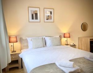 מיטה או מיטות בחדר ב-Top Centre Sofia Apartment for 6 Guests