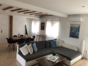 - un salon avec un canapé et une table dans l'établissement Apartman Kaja, à Zagreb