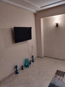 Zimmer mit einem Flachbild-TV an der Wand in der Unterkunft Puerta Del Mar Apartment complex in Tangier