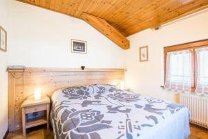 een slaapkamer met een bed en een houten plafond bij ALBERGO CAMPREGHERI in Campregheri