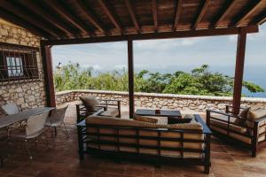 een woonkamer met een bank en een groot raam bij Carmel Villas in Drymon