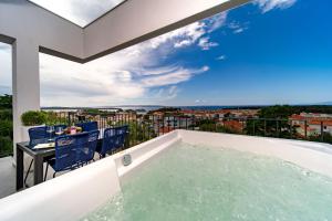 Bazén v ubytování Panorama Suite Dora with Jacuzzi nebo v jeho okolí