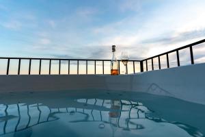 Bazén v ubytování Panorama Suite Dora with Jacuzzi nebo v jeho okolí