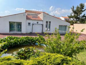 una casa con un jardín delante de ella en Les Pertuis Rochelais en Périgny