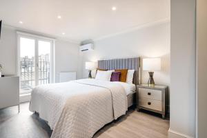 een witte slaapkamer met een groot bed en een raam bij Marble Arch Suite 5-Hosted by Sweetstay in Londen
