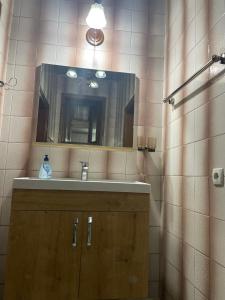 bagno con lavandino e specchio di Welcome to Kobuleti a Kobuleti