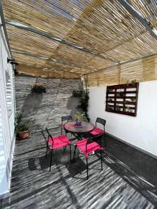un patio con mesa y sillas en una terraza en Casa MIJAS PUEBLO La Villa Nueva en Mijas