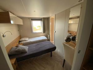 Postel nebo postele na pokoji v ubytování camping de la falaise à equihen plage