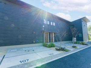 ein Gebäude mit einem Tennisplatz davor in der Unterkunft Rakuten STAY VILLA Yatsugatake - 106 Family Room - in Hokuto