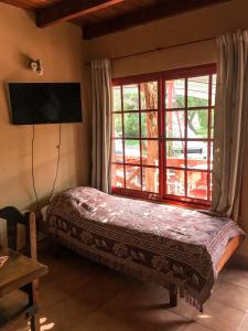 um quarto com uma cama ao lado de uma janela em LOS ALAMOS em Federación