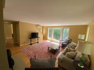 ein Wohnzimmer mit einem Sofa und einem Tisch in der Unterkunft Fabulous Waterfront Home Midcoast Maine 