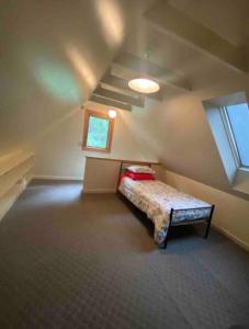 Pokój na poddaszu z łóżkiem na poddaszu w obiekcie Fabulous Waterfront Home Midcoast Maine 