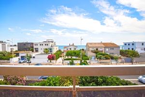 einen Balkon mit Stadtblick in der Unterkunft Duplex Carnon in Carnon-Plage