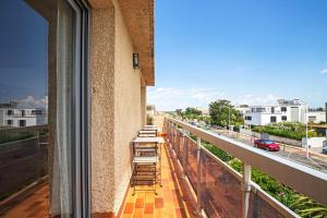 d'un balcon avec des chaises et une vue sur la rue. dans l'établissement Duplex Carnon, à Carnon-Plage 6 autres photos