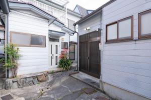 an alleyway between two houses with a garage at Kiyomizu Donguri-an - Vacation STAY 14648 in Kyoto