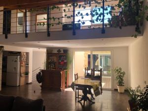 un salon avec une table et une cuisine dans l'établissement Maison de village avec patio, à Bessan