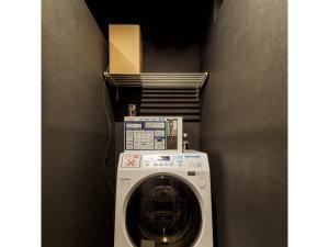 Waschmaschine und Trockner in einer Ecke eines Zimmers in der Unterkunft 9 C Hotel Asahikawa - Vacation STAY 58446v in Asahikawa