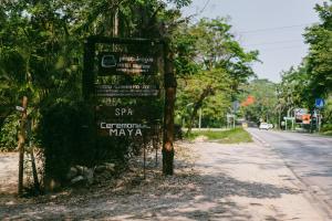 um sinal na berma de uma estrada em Piedra de Agua Palenque em Palenque