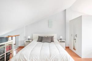מיטה או מיטות בחדר ב-duplex in Almonte con terraza