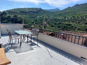 una mesa y sillas en un balcón con vistas en CON ENCANTO, en Cabezuela del Valle