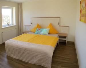 um quarto com uma cama grande e uma secretária em Pension Walmeer em Kellenhusen