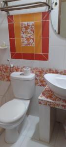 łazienka z toaletą i umywalką w obiekcie Lucky Garden Inn w mieście Puerto Princesa
