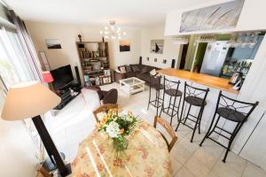 a kitchen and living room with a table and chairs at Appt 75m2 port St-Martin, parking inclus in Saint-Martin-de-Ré