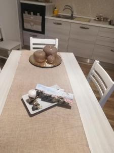 Collepardo的住宿－La Piega，上面有盘子的桌子
