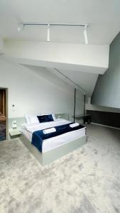 ein Schlafzimmer mit einem großen Bett in einem Zimmer in der Unterkunft Nam Hotel in Prizren